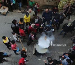 الحطاب يطهو الجريشة والعدس ويوزعها على الفقراء والمحتاجين (1)
