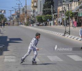 غزيون يتجولون في شوارع غزة بعد قرار منع حركة المركبات (6)
