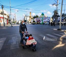 غزيون يتجولون في شوارع غزة بعد قرار منع حركة المركبات (1)