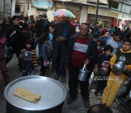 الحطاب يطهو الجريشة والعدس ويوزعها على الفقراء والمحتاجين (6)