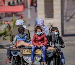 غزيون يتجولون في شوارع غزة بعد قرار منع حركة المركبات (11)