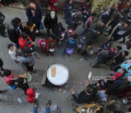 الحطاب يطهو الجريشة والعدس ويوزعها على الفقراء والمحتاجين (2)