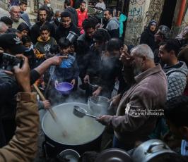 الحطاب يطهو الجريشة والعدس ويوزعها على الفقراء والمحتاجين (10)