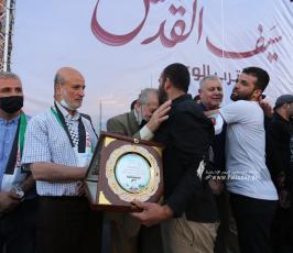تكرم عوائل شهداء معركة سيف القدس خلال مهرجان سيف القدس اقترب الوعد (25)