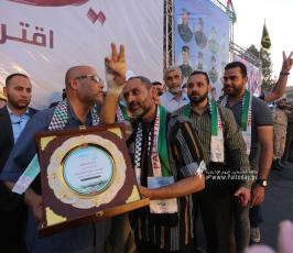 تكرم عوائل شهداء معركة سيف القدس خلال مهرجان سيف القدس اقترب الوعد (47)