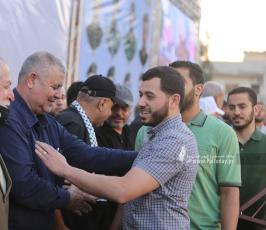 تكرم عوائل شهداء معركة سيف القدس خلال مهرجان سيف القدس اقترب الوعد (16)