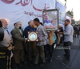 تكرم عوائل شهداء معركة سيف القدس خلال مهرجان سيف القدس اقترب الوعد (22)