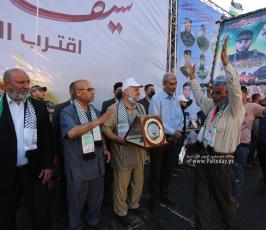 تكرم عوائل شهداء معركة سيف القدس خلال مهرجان سيف القدس اقترب الوعد (32)