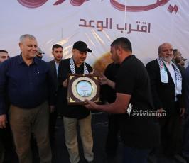 تكرم عوائل شهداء معركة سيف القدس خلال مهرجان سيف القدس اقترب الوعد (44)