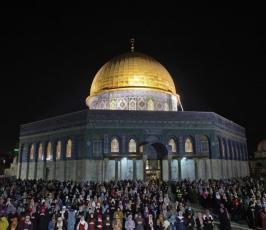 صلاة العشاء والتراويح في الأقصى قبل قليل (6)