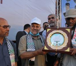 تكرم عوائل شهداء معركة سيف القدس خلال مهرجان سيف القدس اقترب الوعد (31)