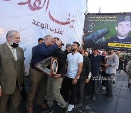 تكرم عوائل شهداء معركة سيف القدس خلال مهرجان سيف القدس اقترب الوعد (24)