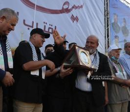 تكرم عوائل شهداء معركة سيف القدس خلال مهرجان سيف القدس اقترب الوعد (8)