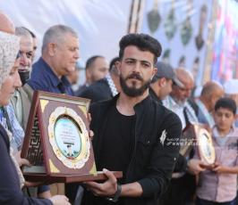تكرم عوائل شهداء معركة سيف القدس خلال مهرجان سيف القدس اقترب الوعد (18)