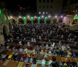  إحياء ليلة السابع والعشرين من رمضان في المسجد العمري الكبير في غزة (4)