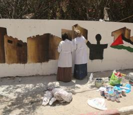 رسم جداريات  امام برج الجوهرة  الذي قصفه الاحتلال بغزة (13)