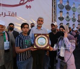 تكرم عوائل شهداء معركة سيف القدس خلال مهرجان سيف القدس اقترب الوعد (46)