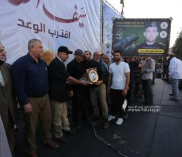 تكرم عوائل شهداء معركة سيف القدس خلال مهرجان سيف القدس اقترب الوعد (23)