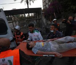 انتشال جثمان فتى من تحت الانقاض جراء قصف الاحتلال الاسرائيلي على منازل المدنيين بغزة