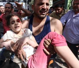 انتشار طفلة من تحت الركام بعد قصف الاحتلال الاسرائيلي على منازل المدنيين بغزة