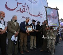 تكرم عوائل شهداء معركة سيف القدس خلال مهرجان سيف القدس اقترب الوعد (10)