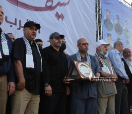 تكرم عوائل شهداء معركة سيف القدس خلال مهرجان سيف القدس اقترب الوعد (6)