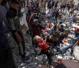 انتشال جثمان طفلة من تحت الانقاض بعد قصف الاحتلال الاسرائيلي على منازل المدنيين بغزة