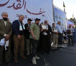 تكرم عوائل شهداء معركة سيف القدس خلال مهرجان سيف القدس اقترب الوعد (9)