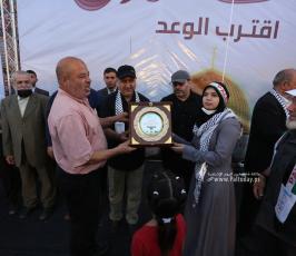 تكرم عوائل شهداء معركة سيف القدس خلال مهرجان سيف القدس اقترب الوعد (28)