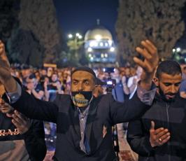 صلاة العشاء والتراويح في الأقصى قبل قليل (8)