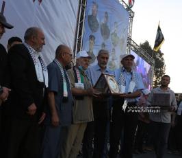 تكرم عوائل شهداء معركة سيف القدس خلال مهرجان سيف القدس اقترب الوعد (12)