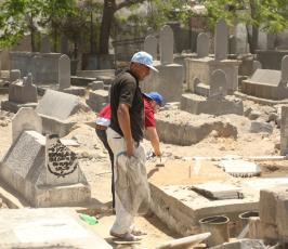 بناء قبور دمرها الاحتلال خلال العدوان الأخير (3)