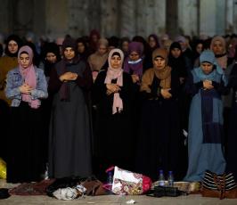صلاة العشاء والتراويح في الأقصى قبل قليل (5)