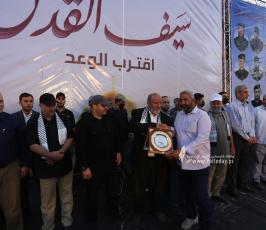 تكرم عوائل شهداء معركة سيف القدس خلال مهرجان سيف القدس اقترب الوعد (45)