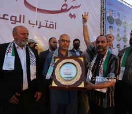 تكرم عوائل شهداء معركة سيف القدس خلال مهرجان سيف القدس اقترب الوعد (48)