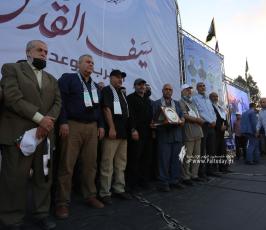 تكرم عوائل شهداء معركة سيف القدس خلال مهرجان سيف القدس اقترب الوعد (5)