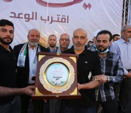 تكرم عوائل شهداء معركة سيف القدس خلال مهرجان سيف القدس اقترب الوعد (39)