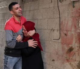 حزن الام على تدمير منزلها جراء قصف الاحتلال الاسرائيلي على منازل المدنيين بغزة