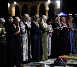 صلاة العشاء والتراويح في الأقصى قبل قليل (2)