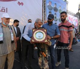تكرم عوائل شهداء معركة سيف القدس خلال مهرجان سيف القدس اقترب الوعد (34)
