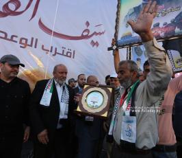 تكرم عوائل شهداء معركة سيف القدس خلال مهرجان سيف القدس اقترب الوعد (33)