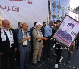 تكرم عوائل شهداء معركة سيف القدس خلال مهرجان سيف القدس اقترب الوعد (40)