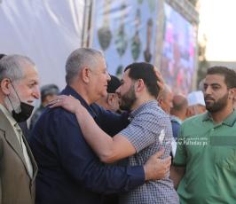 تكرم عوائل شهداء معركة سيف القدس خلال مهرجان سيف القدس اقترب الوعد (15)