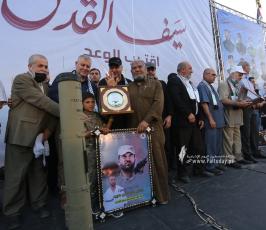 تكرم عوائل شهداء معركة سيف القدس خلال مهرجان سيف القدس اقترب الوعد (11)