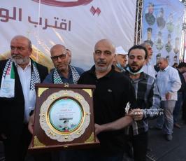 تكرم عوائل شهداء معركة سيف القدس خلال مهرجان سيف القدس اقترب الوعد (38)