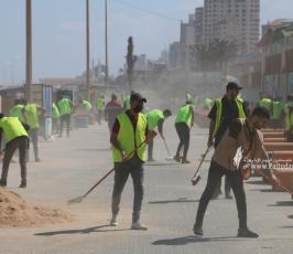 حملة لتنظيف شارع الرشيد غرب مدينة غزة (11)