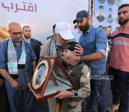 تكرم عوائل شهداء معركة سيف القدس خلال مهرجان سيف القدس اقترب الوعد (36)