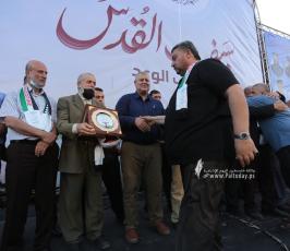 تكرم عوائل شهداء معركة سيف القدس خلال مهرجان سيف القدس اقترب الوعد (13)