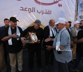 تكرم عوائل شهداء معركة سيف القدس خلال مهرجان سيف القدس اقترب الوعد (42)