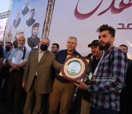 تكرم عوائل شهداء معركة سيف القدس خلال مهرجان سيف القدس اقترب الوعد (49)